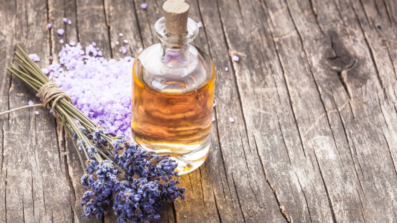 Unas gotas de lavanda bastan para perfumar un baño pequeño.