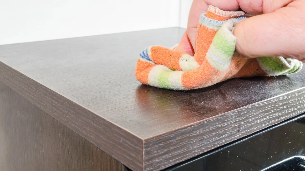 El espray va al paño, nunca directamente sobre el mueble.