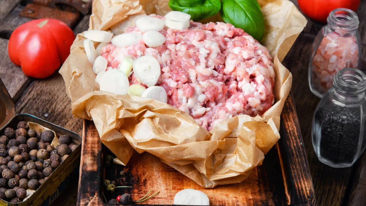 Carne picada con arroz, comino y cebolla: el relleno de los saquitos.