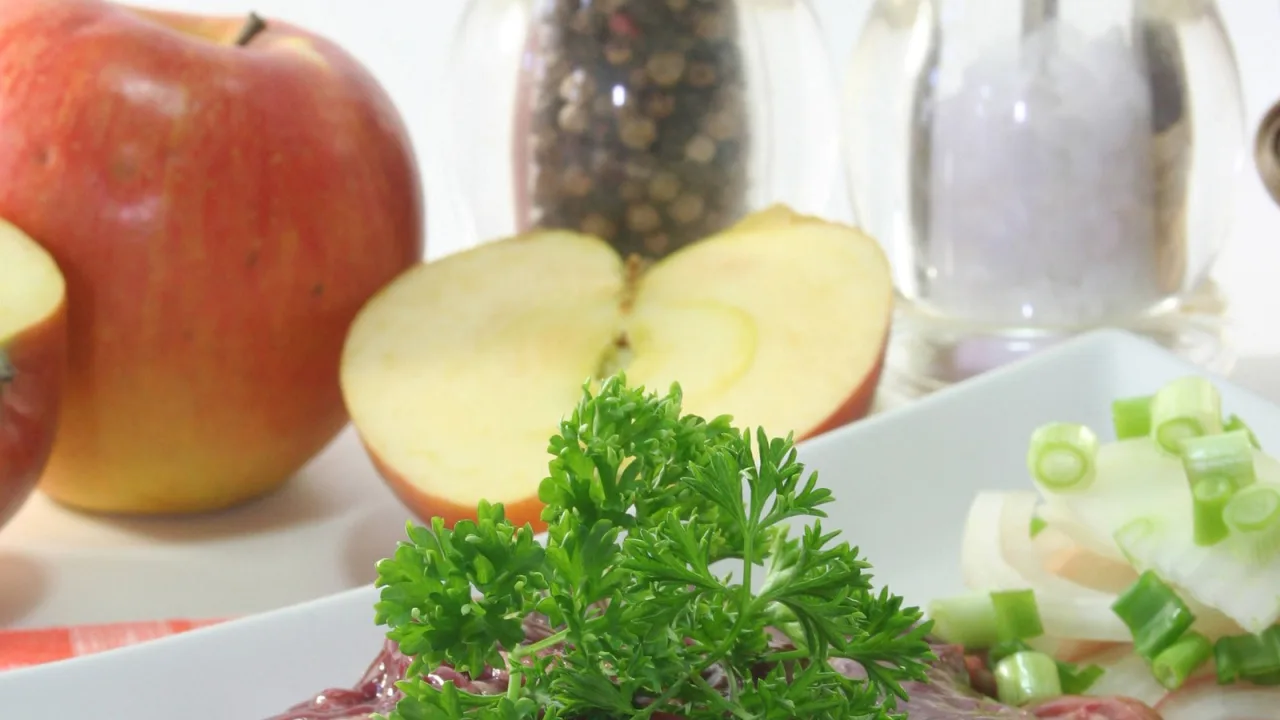 Hígado y manzana ácida: la pareja que define el plato berlinés.