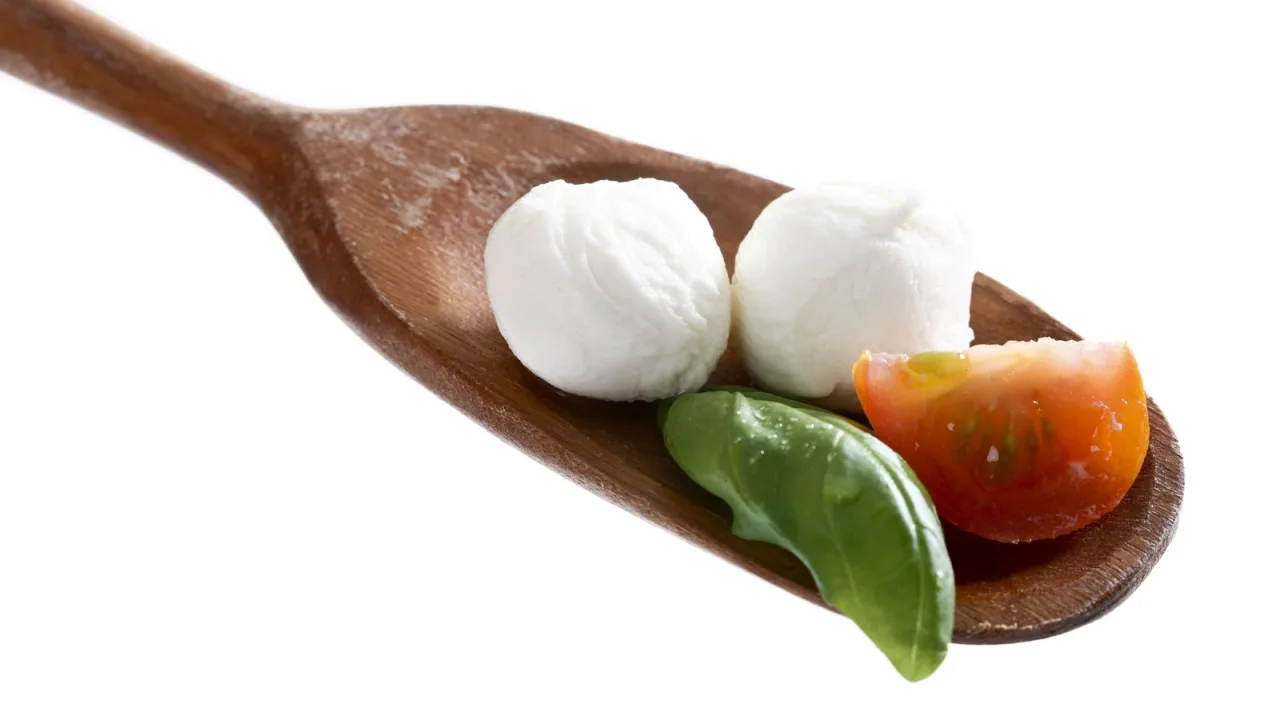 Perlas de mozzarella: bien secas y frías, el queso se queda dentro.