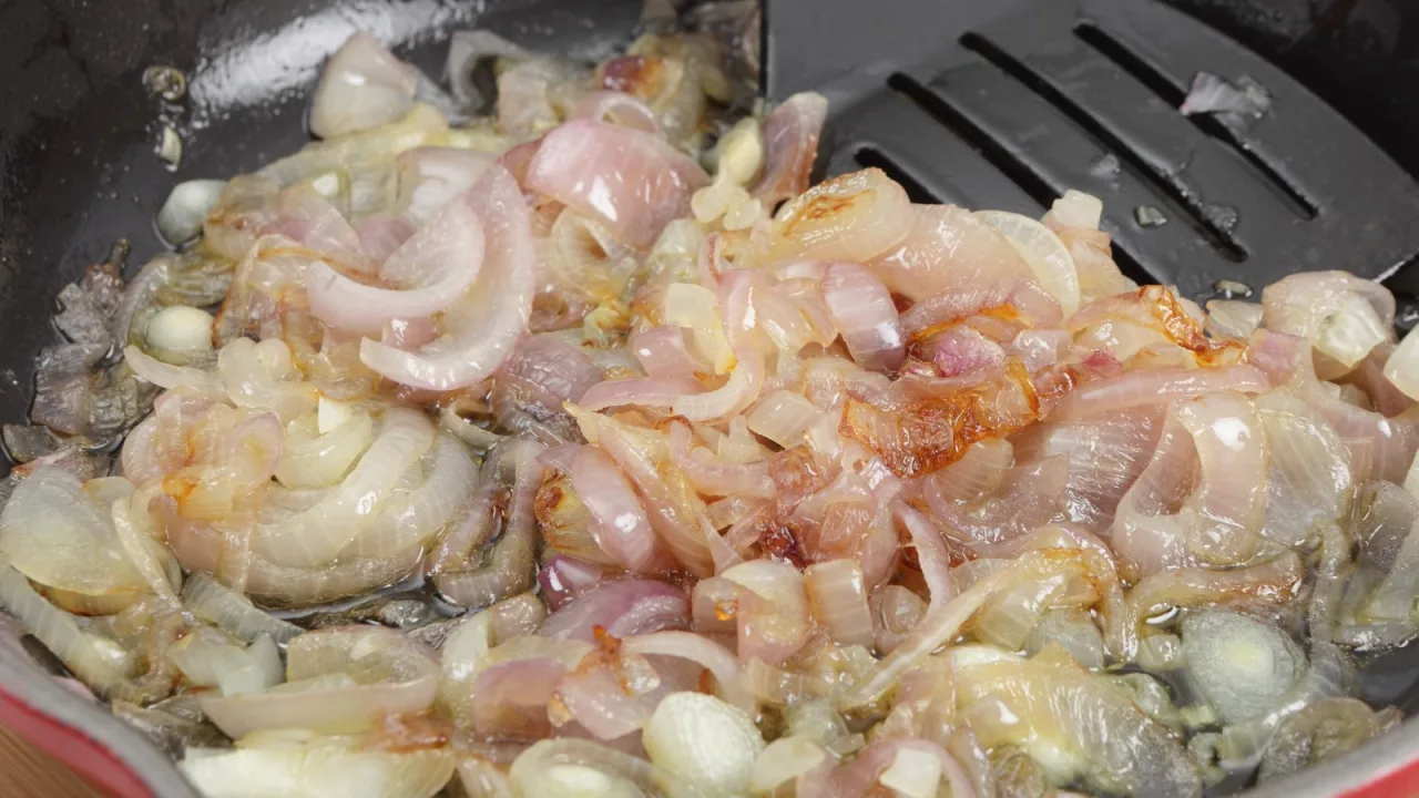 La cebolla, cocinada con paciencia, hace el trabajo del chef.