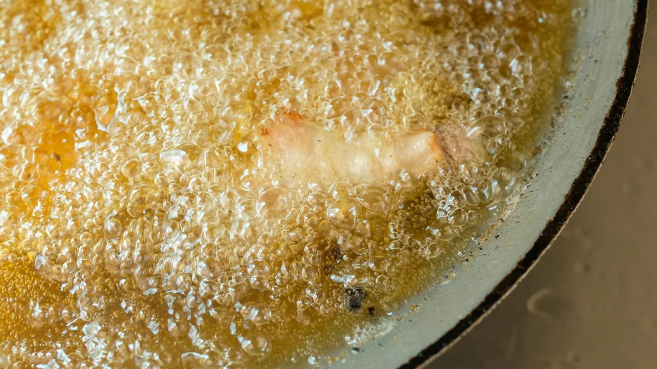 Freír por tandas pequeñas: el aceite caliente no admite prisas.