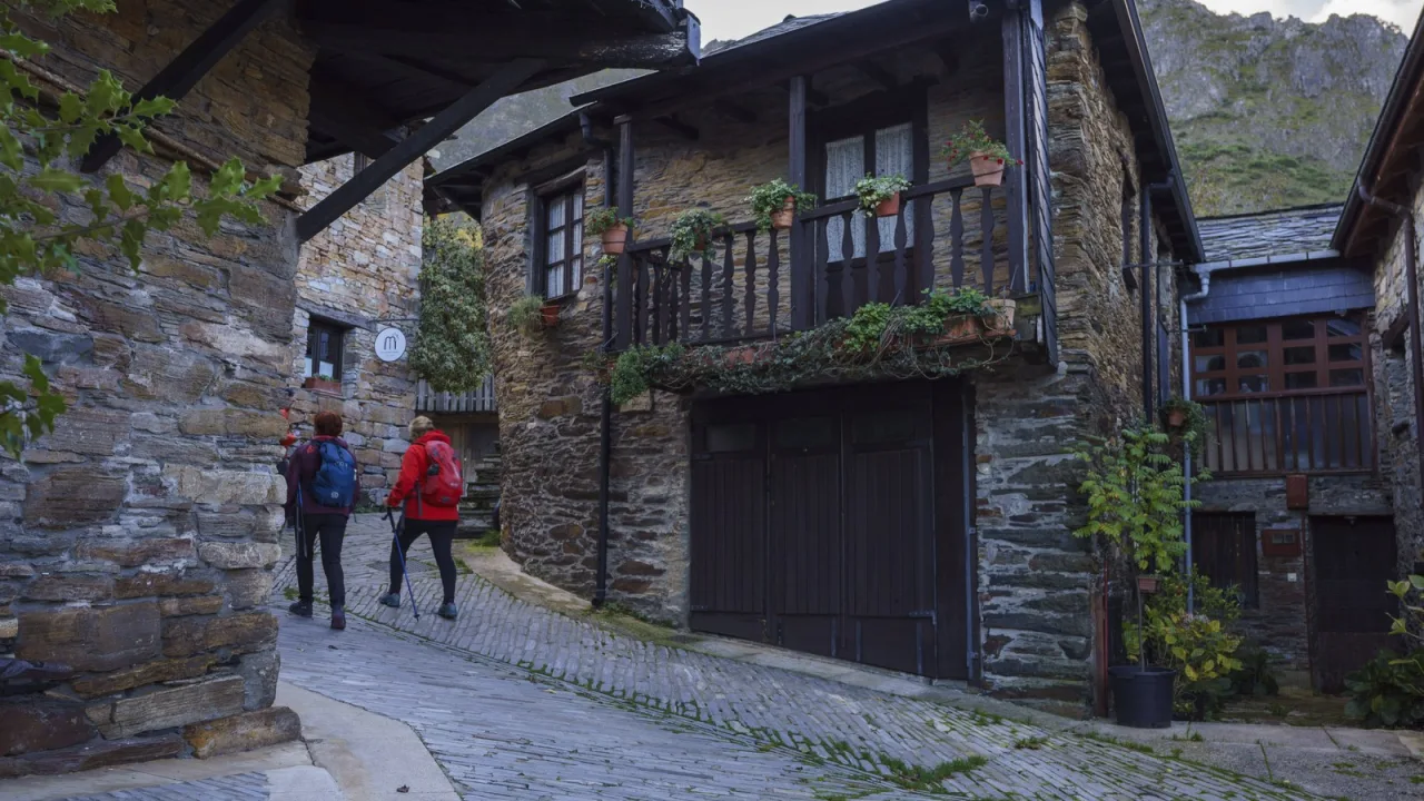 Una aldea del Bierzo a 163 kilómetros de la meta.