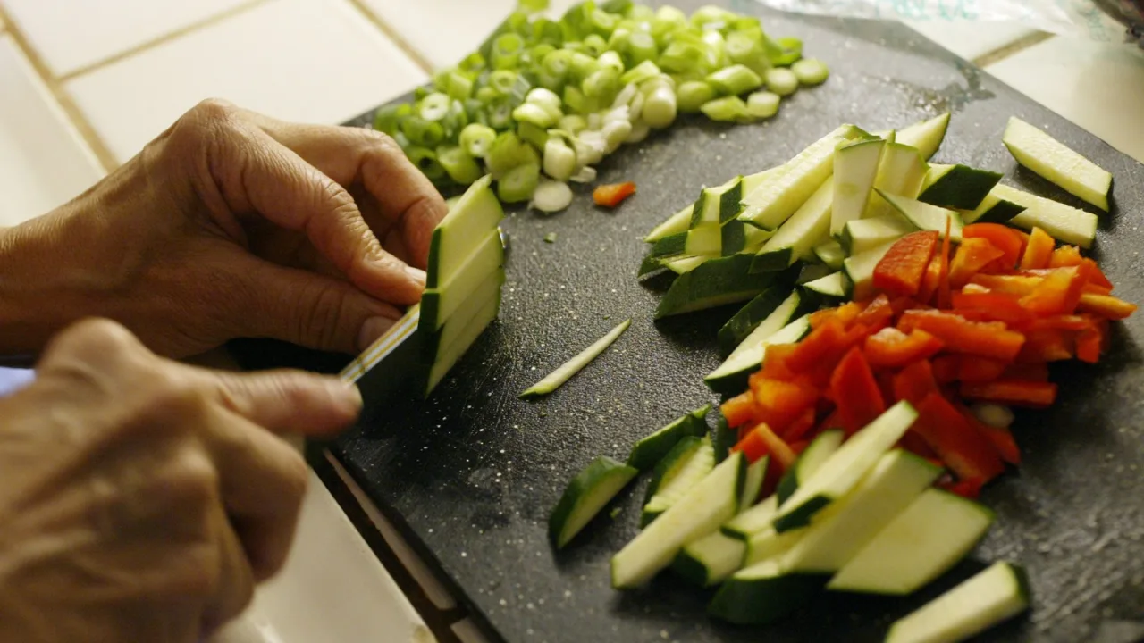 Verduras en trozos grandes: la cama sobre la que se hace la merluza.
