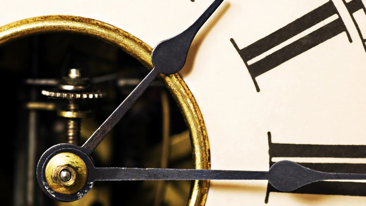 El reloj del salón, de los pocos que aún hay que cambiar a mano.