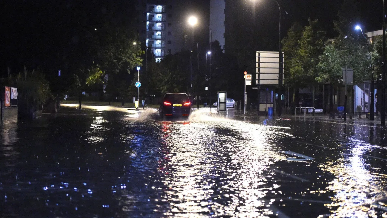 Un coche y una calle inundada: la combinación que más vidas cuesta.