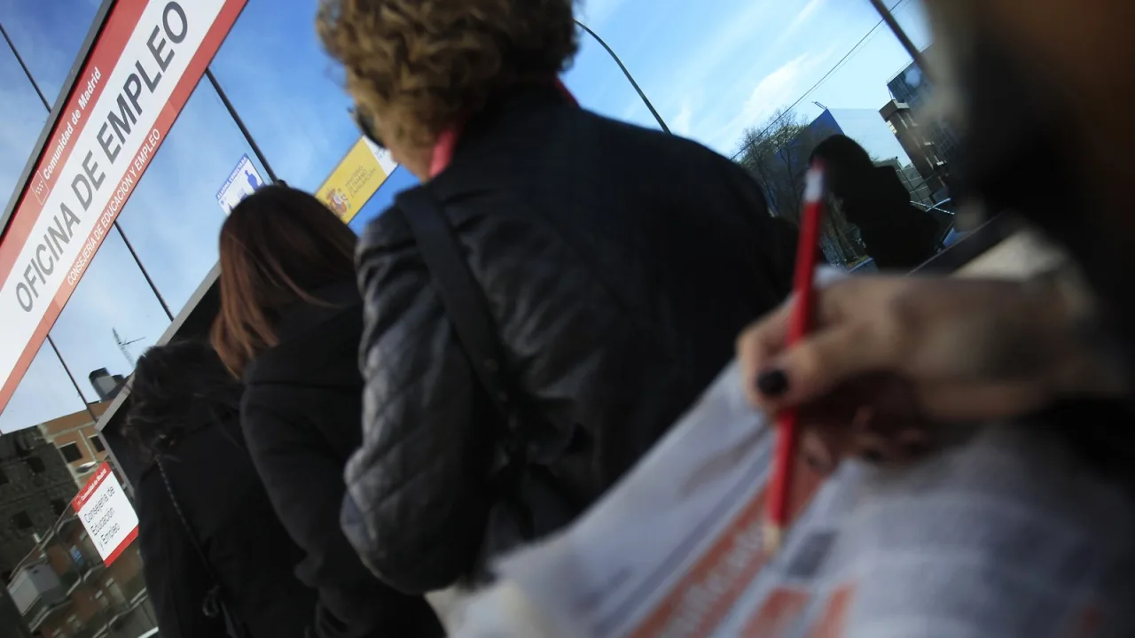 Demandantes de empleo ante una oficina de la Comunidad de Madrid.