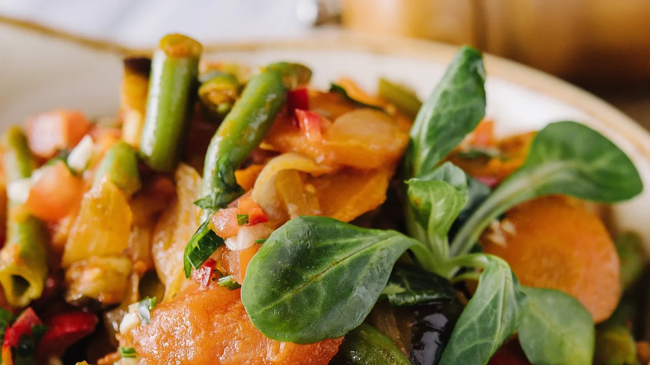 Verdura fresca y aliño sencillo: el plato no necesita mayonesa.