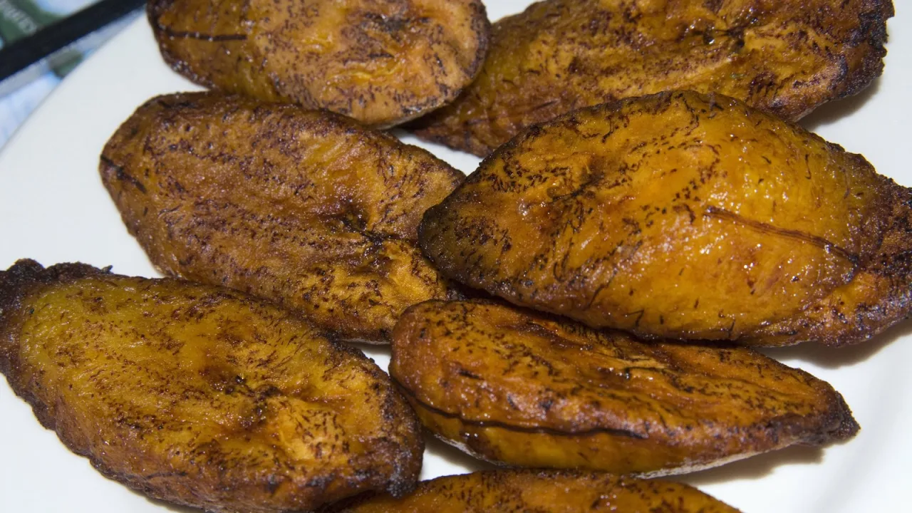 El huevo frito con plátano es un invento de este lado del Atlántico.