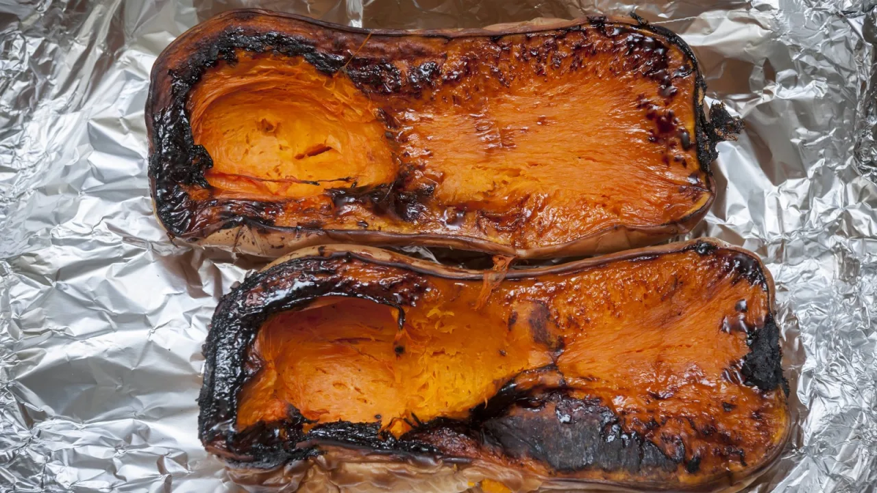 Los bordes tostados son el azúcar de la calabaza caramelizando.