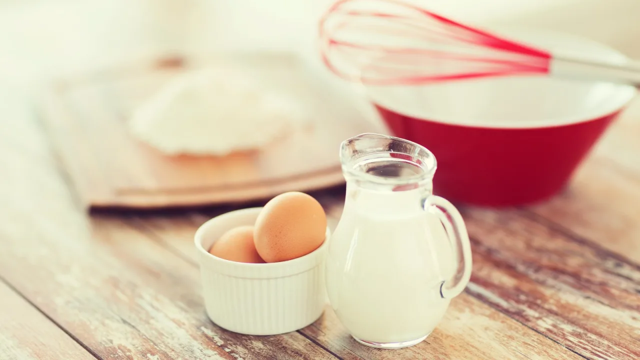 Huevo, leche y azúcar: el baño que convierte el pan de ayer en torrija.