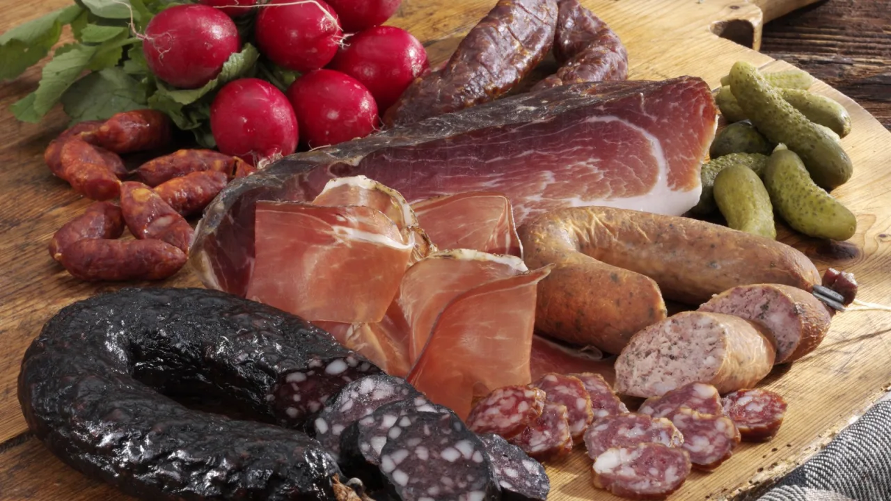 Jamón y salchichón: los sobres que la empresa llevó al expediente.