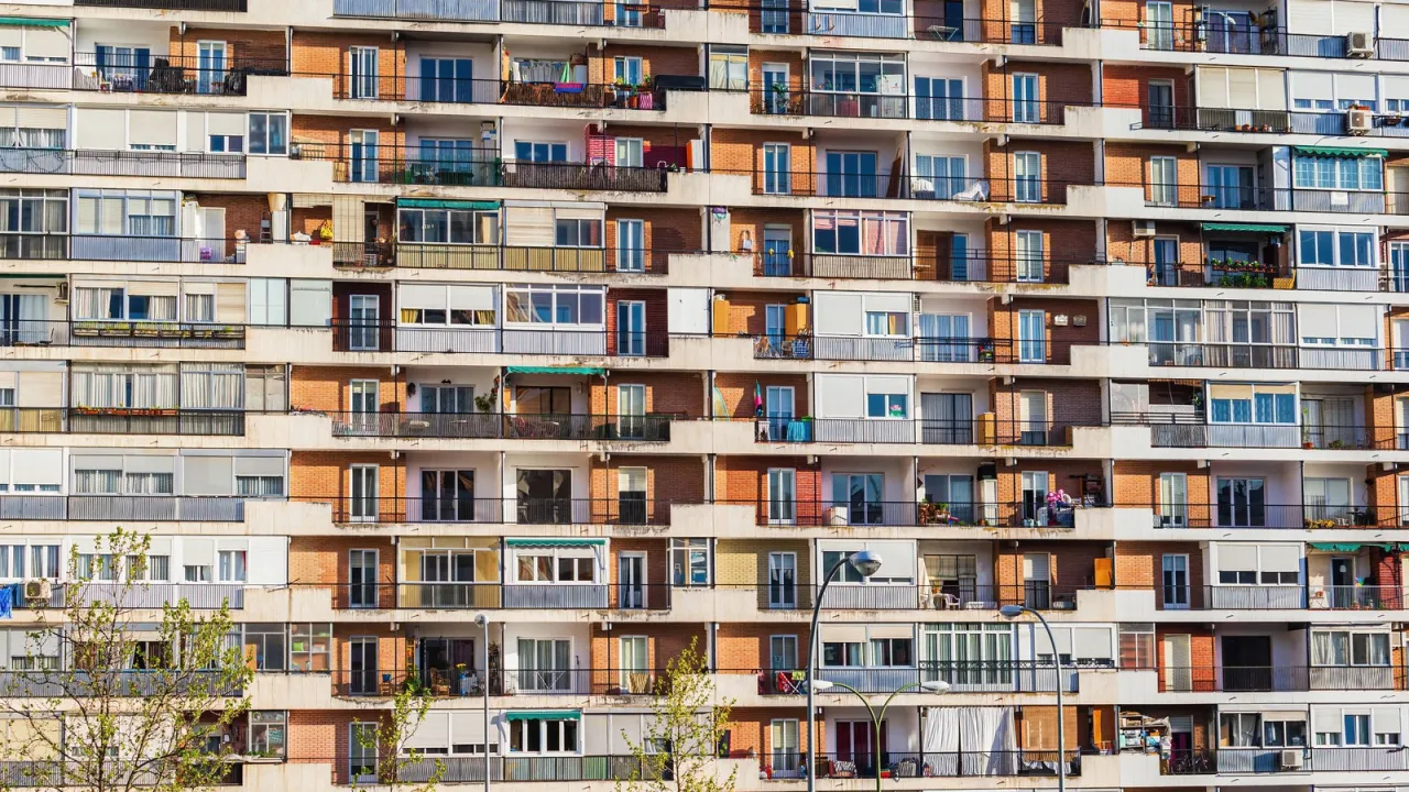 El INE ha puesto cifras, calle a calle, a lo que ganan tus vecinos.