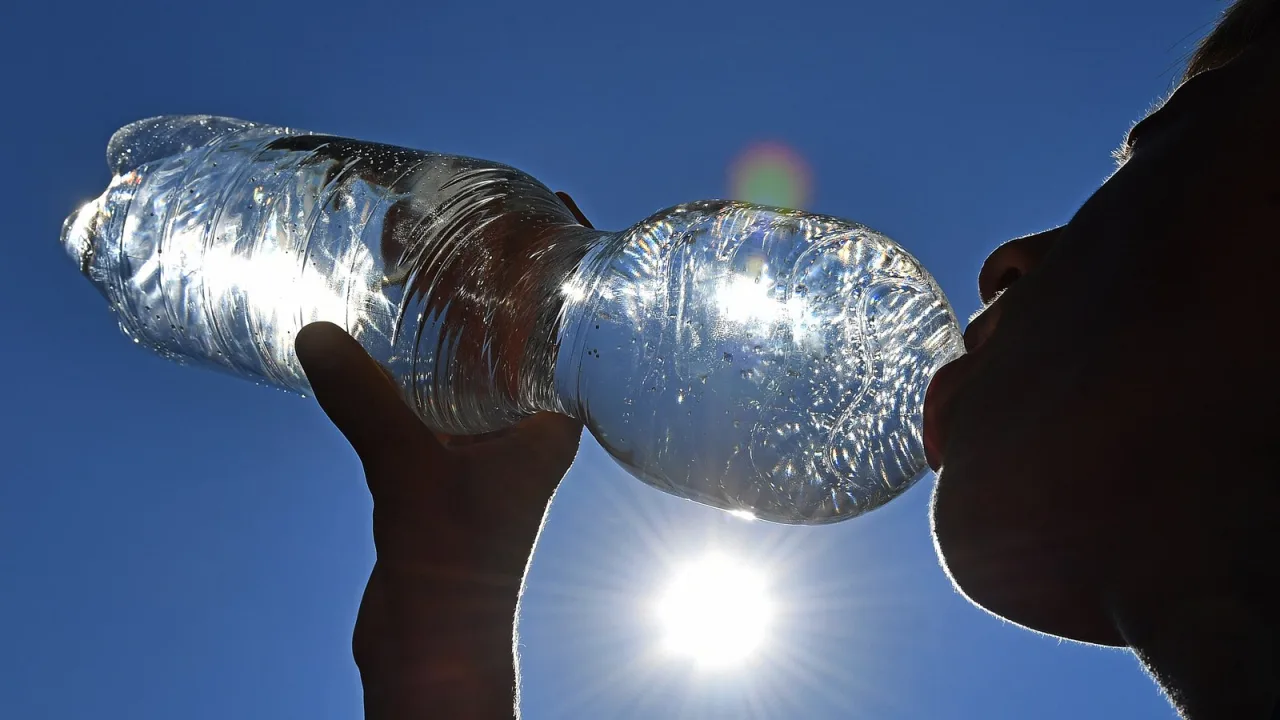 Hidratarse antes de tener sed: la costumbre que en 2060 será obligatoria.