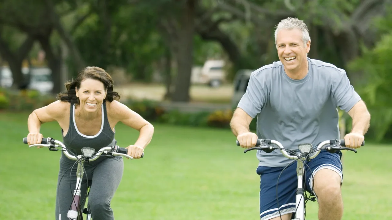 Bicicleta, gimnasia suave y estiramientos: ejercicio aeróbico sin impacto.