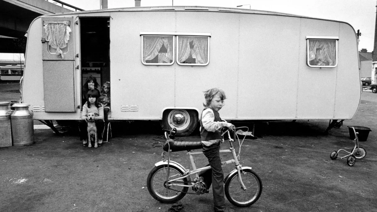 Sin pantallas, sin supervisión, sin manual: la infancia que fabricó adultos a prueba de todo.