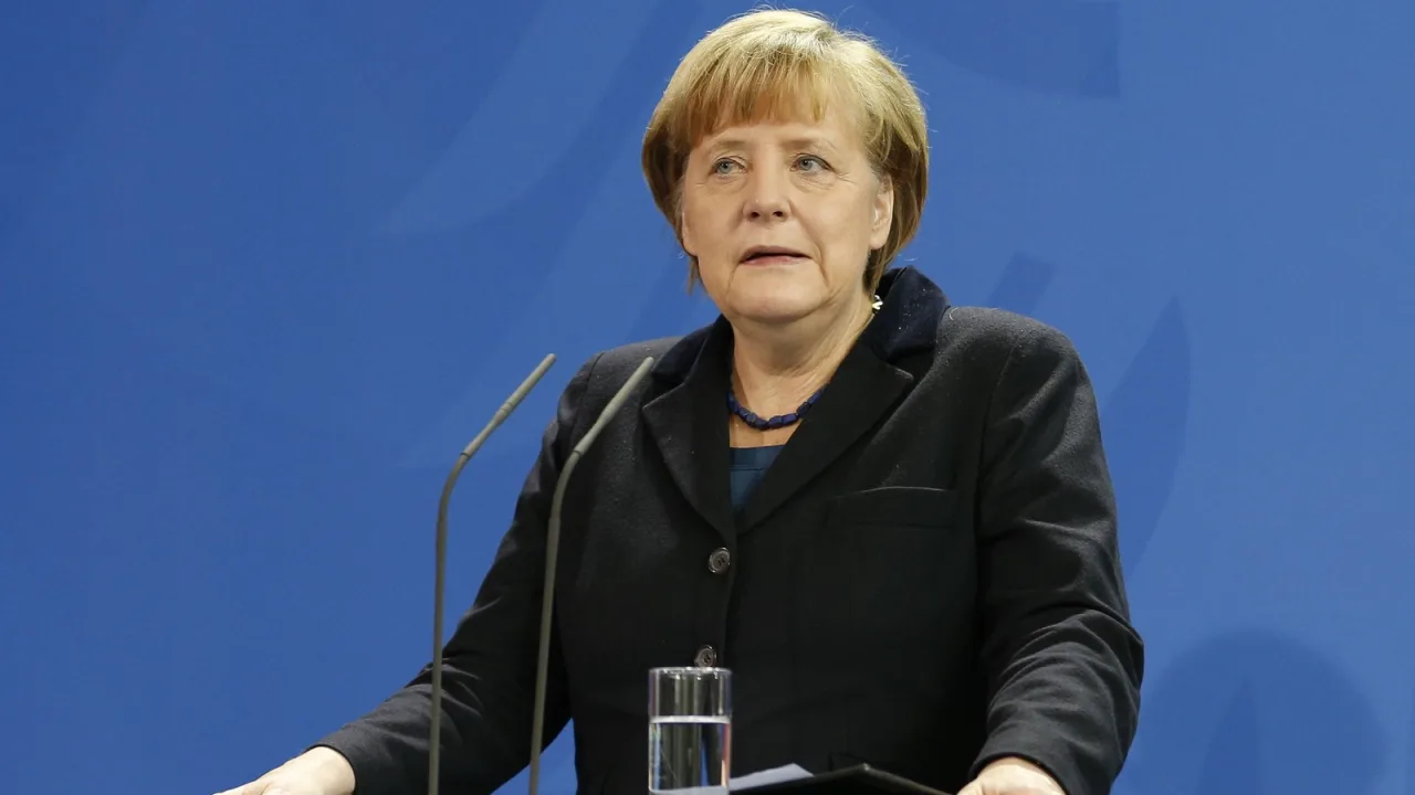 Merkel y su chaqueta: una decisión menos cada mañana.
