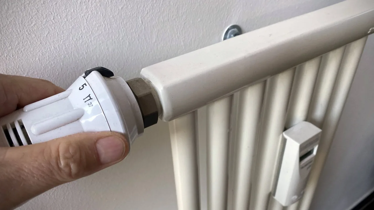 Bajar un grado el termostato ayuda, pero no cambia el precio del gas.