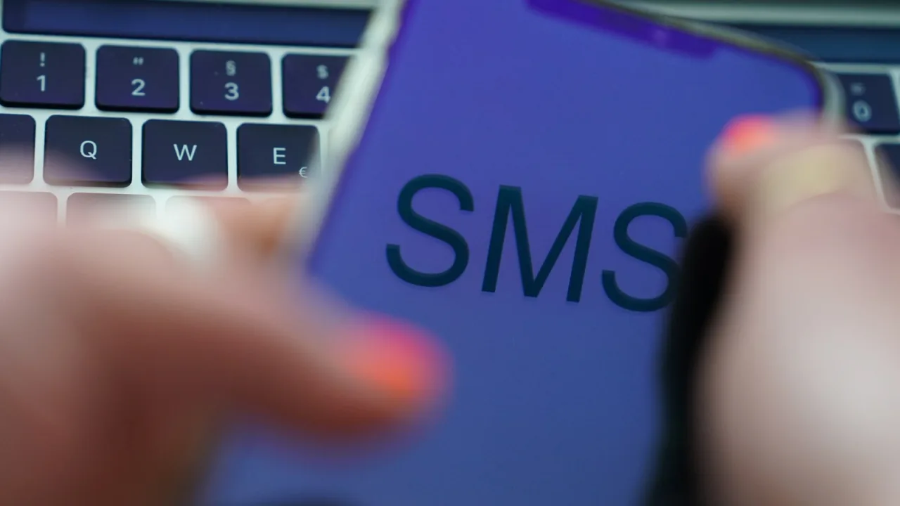 Un SMS, un código y la firma vale igual que la de siempre.