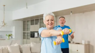 La fuerza después de los 60 también se entrena en el salón de casa.