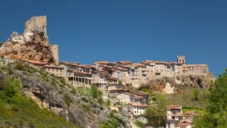 Un pueblo de Burgos: pocos vecinos, mucha piedra y un solo bar.