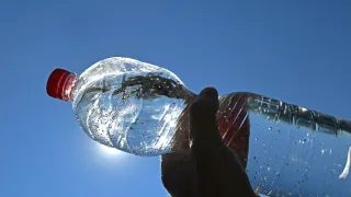 Agua, lejía y sol: la lámpara que no tiene cable.