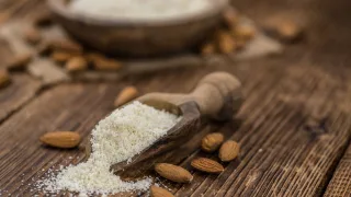 Almendra molida y azúcar: la base del mazapán de los huesos de santo.