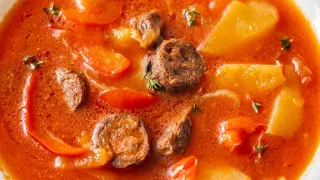 Un guiso de los de cuchara y pan, sin una pastilla de caldo a la vista.