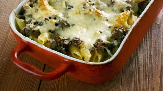 Pasta gratinada al horno: el queso va al final, solo hasta que burbujee.