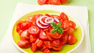 Tomates, cebolla morada y dos horas de nevera: la tapa que se hace sola.