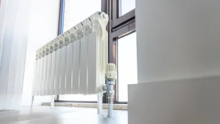 El radiador pelea cada hora contra el aire frío que entra por la ventana.