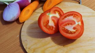 Cebolla, zanahoria y tomate: la base de la salsa donde se cuecen los saquitos.