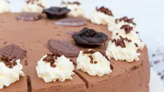 Bizcocho de chocolate con crema: la tarta que se empieza el día antes.