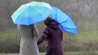 Paraguas vueltos por el viento: la borrasca entra con lluvia y rachas fuertes.