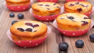 Magdalenas caseras con frutos rojos: seis ingredientes y un bol.